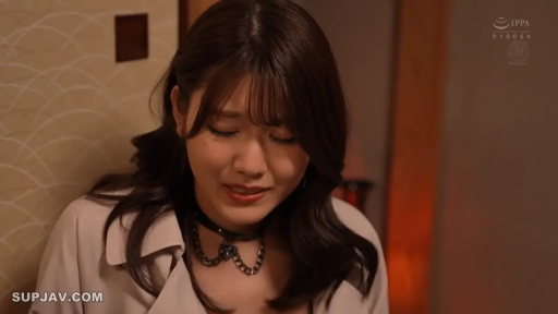 室内 · 坐姿 · 委屈 · 面部特写 · 浅色大衣 · 哭诉