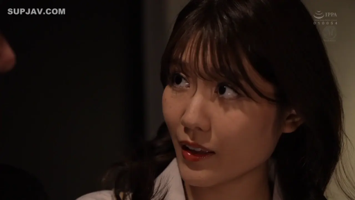 室内 · 脸部特写 · 衬衫 · 注视 · 长发 · 惊讶 · 侧头