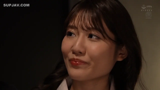 室内 · 顔部のクローズアップ · 白衬衫 · 微笑 · 注視 · 长发 · 横に頭を傾ける