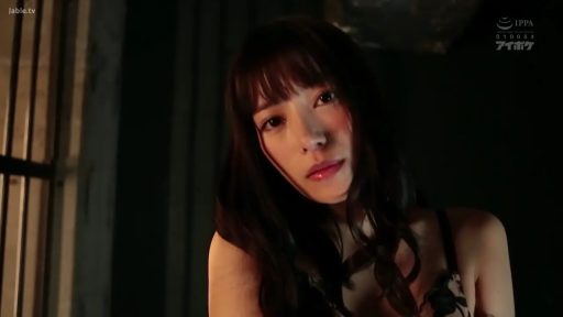 脸部特写 · 蕾丝内衣 · 凝视 · 高冷 · 牢房 · 正面 · 暗调 · 铁栏杆