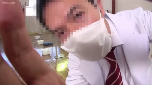 红色领带 · 俯身 · 面部特写 · 注视 · 有码 · 口罩 · 诊室