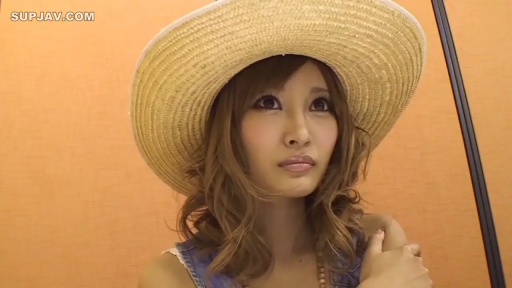 室内 · 坐姿 · 忧郁 · 脸部特写 · 凝视 · 长卷发 · 草帽 · 牛仔上衣