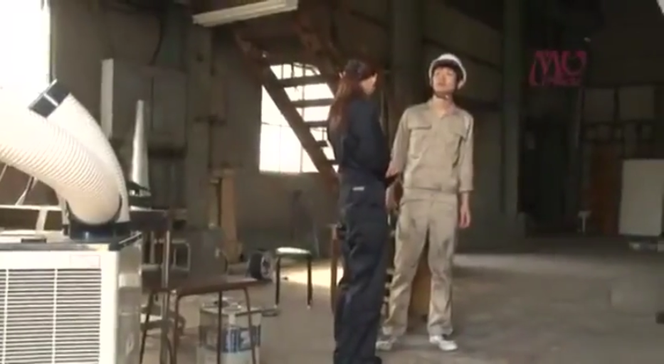 站立 · 全景 · 自然 · 対話 · 薄暗 · 工作服 · 工場 · 机器设备