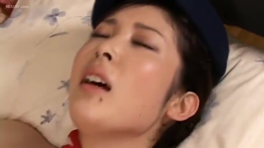 单人 · 办公室 · 站立 · 办公桌 · 平静 · 职业装 · 远景 · 整理衣物