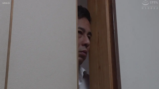 专注 · 脸部特写 · 白衬衫 · 偷窥 · 侧身站立 · 走廊门口 · 窥视视角 · 门缝