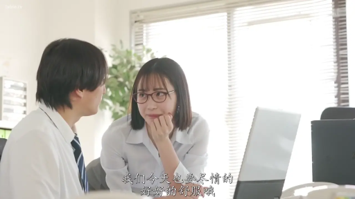 坐姿 · 交谈 · 中景 · 客厅 · 休闲服 · 凝重 · 三人 · 玻璃杯