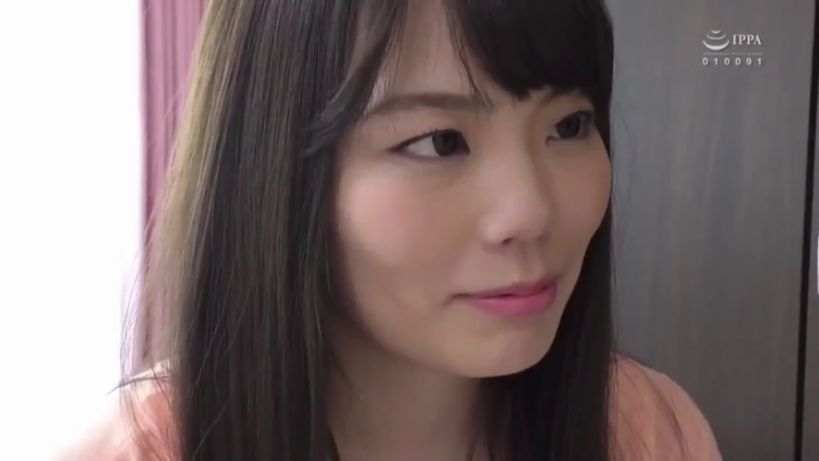 室内 · 面部 · 平凡 · ピンクの上着 · 斜视 · 长直发 · 正面位