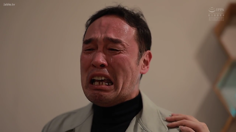 坐姿 · 面部特写 · 室内房间 · 中年大叔 · 极度痛苦 · 浅色夹克 · 痛哭