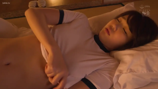 胸部 · 迷离 · 枕头 · 床上 · 卧姿 · 色情 · 白色运动衫 · 掀衣露奶