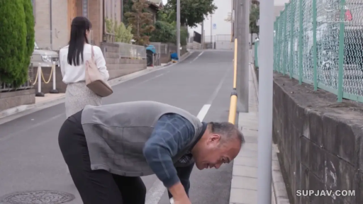 集中 · 中景 · 腰を曲げる · シャツ · 街道 · 大叔 · 电线杆 · 偷看