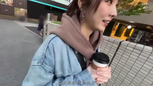 面部 · 街道 · 行走 · 开心 · 咖啡杯 · 牛仔外套 · 拿咖啡 · 街头抓拍