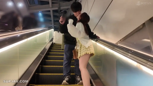 投入 · 中景 · 站姿 · 接吻 · 黑色卫衣 · 情侣 · 室内电扶梯 · 拍摄杆