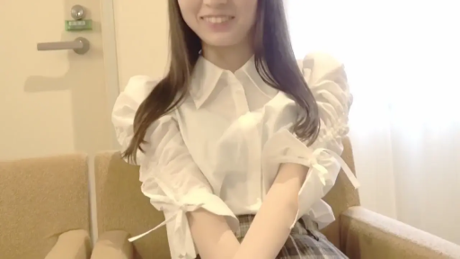 室内 · 坐姿 · 上半身 · 白色泡泡袖衬衫