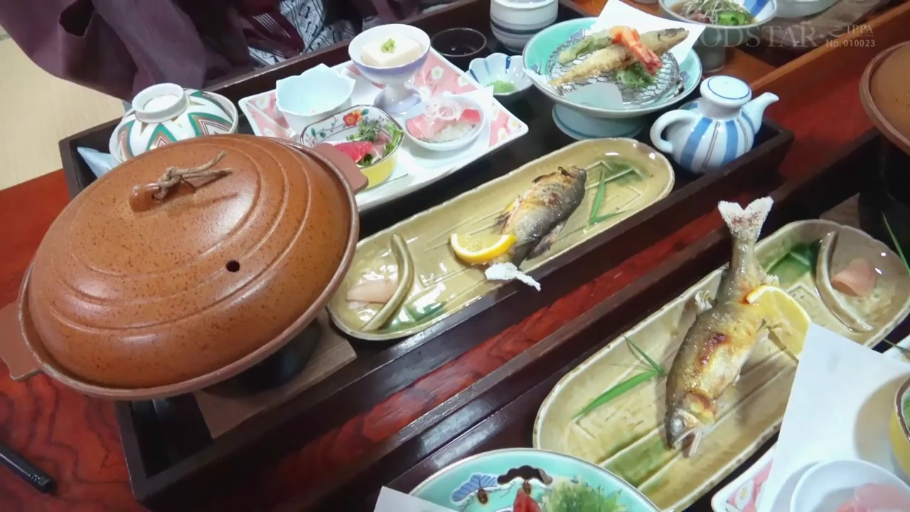 Indoor · Sitting Posture · 和服 · Dining · 餐具 · 食物特写 · 日本料理