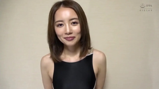 室内 · 面部特写 · 正坐 · 注视镜头 · 甜美微笑 · 半身像 · 黑色紧身无袖背心