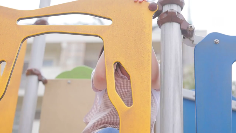 中景 · 围裙 · 户外游乐场