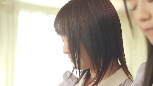 室内 · 低头 · 白色上衣 · 注视 · 特写 · 清纯 · 温柔