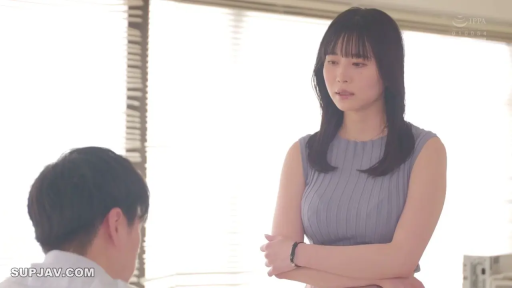 交谈 · 严肃 · 办公室 · 中景 · 站姿 · 职场 · 无袖上衣 · 手表