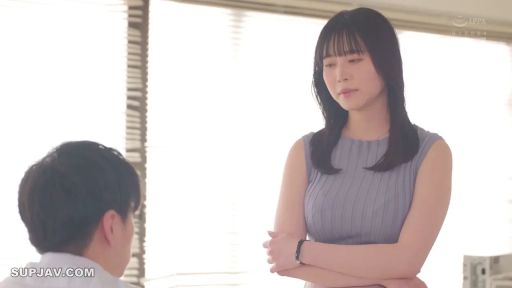 严肃 · 办公室 · 半身 · 无袖针织衫 · 手表 · 抱臂 · 黑发 · 审视