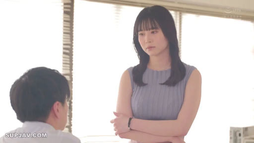 办公室 · 巨乳 · 对视 · 上半身 · 手表 · 站立抱胸 · 不悦 · 蓝色无袖针织衫