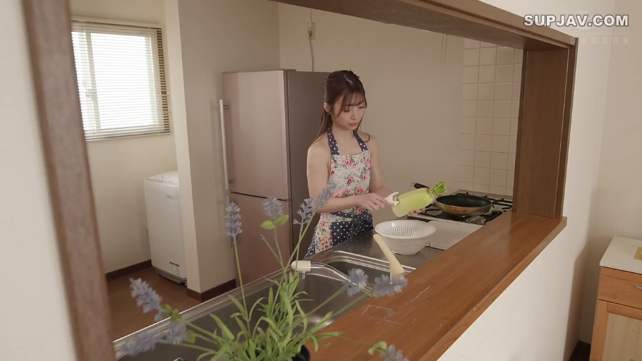 专注 · 站立 · 全景 · 居家 · 厨房 · 碎花围裙 · 切菜 · 白萝卜