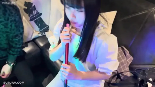 室内 · 坐姿 · 中景 · 自然 · 白色上衣 · 昏暗灯光 · 抽烟 · 水烟管