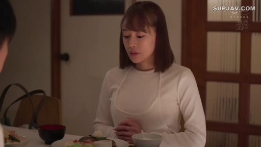 Sitting Posture · Conversation · Serious · Half-body · 居家 · 室内餐厅 · 餐具 · 白色针织衫