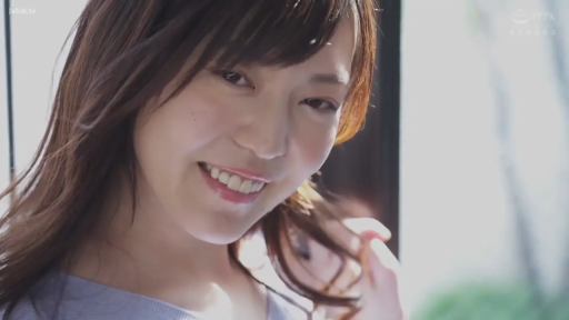 室内 · 脸部特写 · 微笑 · 注视镜头 · 长发 · 侧头 · 浅紫色上衣