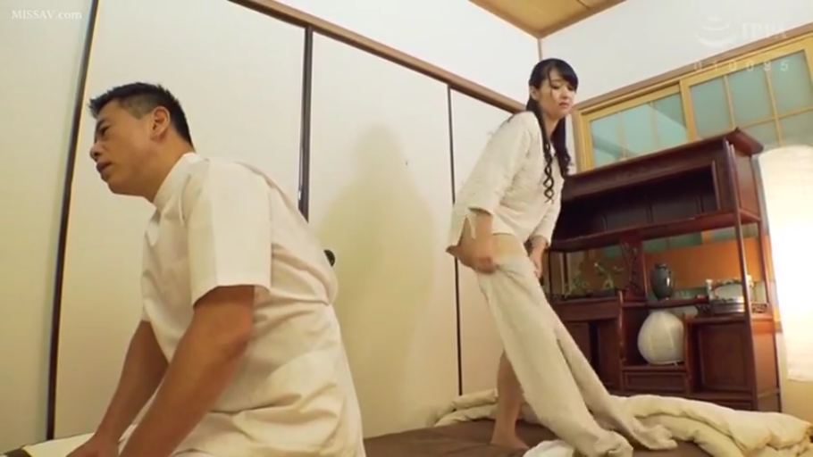 严肃 · 和室 · 中景 · 男女 · 屏风 · 一站一坐 · 穿衣 · 日式作业服