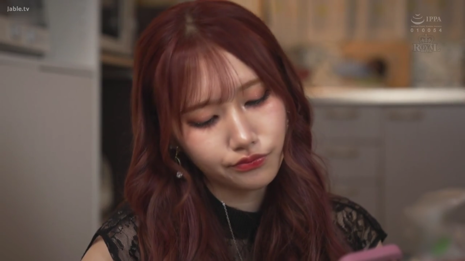 室内 · 低头 · 脸部特写 · 手机 · 玩手机 · 红发 · 黑色蕾丝上衣 · 撇嘴