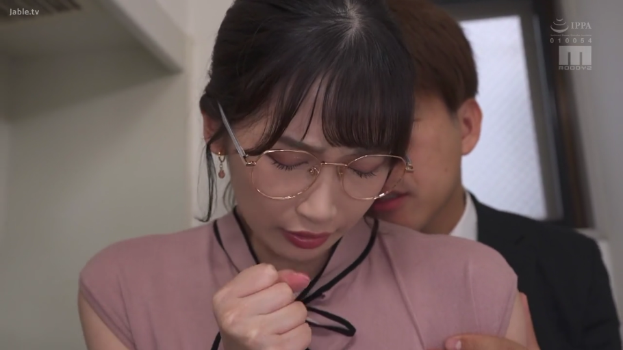 室內 · 面部特寫 · 粉色上衣 · 背后搂抱