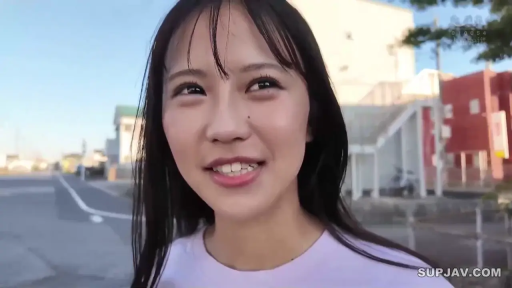 交谈 · 站立 · 微笑 · 面部特写 · 长发 · 户外街道 · 浅色T恤