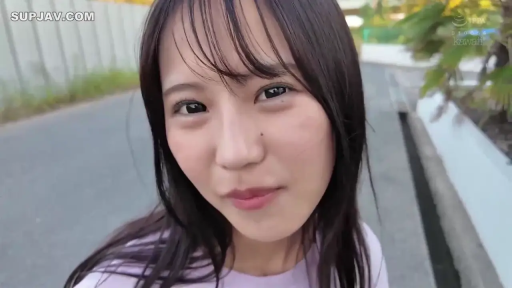 微笑 · 注视镜头 · 正面 · 面部大特写 · 户外街道 · 黑长直 · 淡紫色T恤