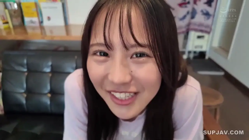 室内 · 坐姿 · 沙发 · 微笑 · 白色上衣 · 注视 · 上半身 · 棕发