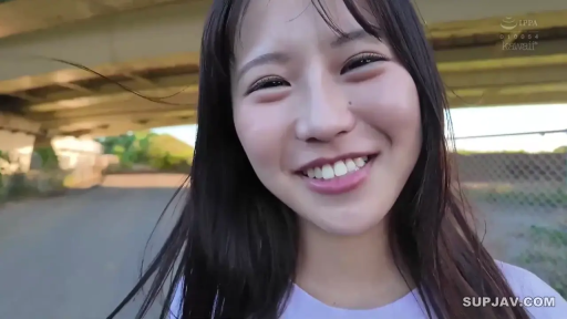 脸部特写 · 白色T恤 · 户外桥下