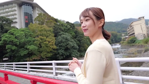 中景 · 微笑 · 自然光 · 米色毛衣 · 侧立 · 漫步 · 户外桥梁