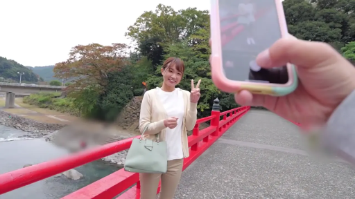 バイバイ · 微笑 · ハンドバッグ · 屋外 · 写真撮影 · 米色开衫 · 红色廊桥