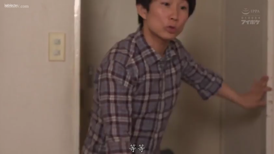 中景 · 门框 · 短发 · 惊讶 · 格纹衬衫 · 室内门口 · 站立扶门 · 进屋