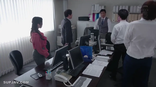 坐姿 · 专注 · 办公室 · 文件夹 · 全景 · 西装 · 处理文件 · 职场环境