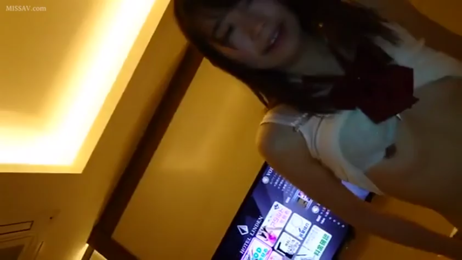 制服 · 腰を曲げる · 微笑 · 半身 · 酒店 · 撩起上衣 · 自拍视角 · 电视