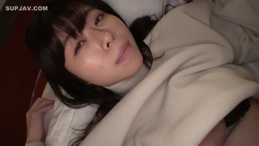 室内 · 面部 · 迷离 · 仰卧 · 床上 · 注视 · 米色高领毛衣