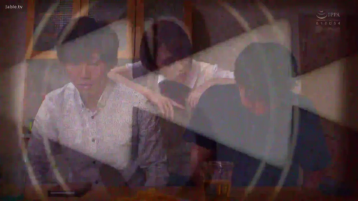 室内 · 脸部特写 · 注视 · 短发 · 正面 · 学院风针织衫 · 玩味微笑 · 多个耳钉