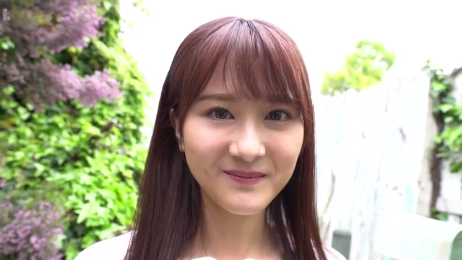 顔部のクローズアップ · 微笑 · 白い上着 · 注視 · 清纯 · 屋外 · 正立