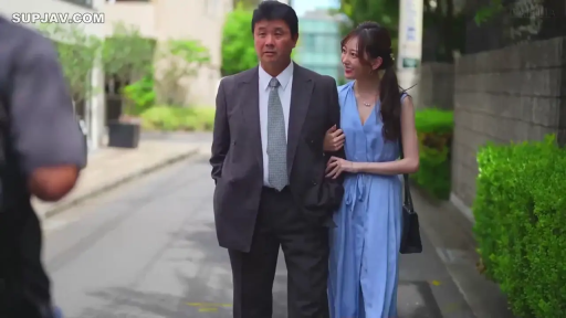 愉悅 · 全景 · 手提包 · 街道 · 白天 · 同行 · 挽手行走 · 商务西装与长裙