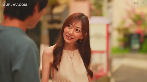 交谈 · 脸部 · 站立 · 微笑 · 项链 · 户外街道 · 淑女 · 无袖背心