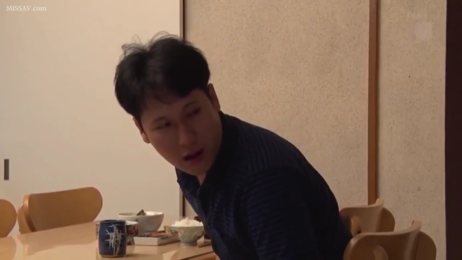 坐姿 · 中景 · 微笑 · 水手服 · 学生装 · 水杯 · 住宅 · 拿杯子