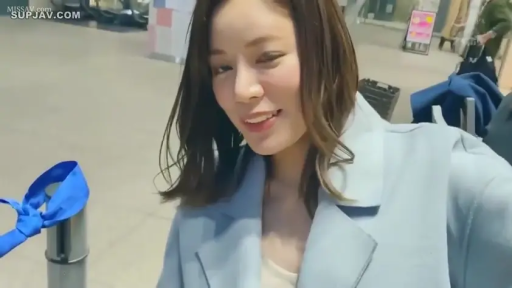 站立 · 面部特写 · 高清 · 愉快 · 微笑对视 · 室内商场 · 浅蓝色大衣