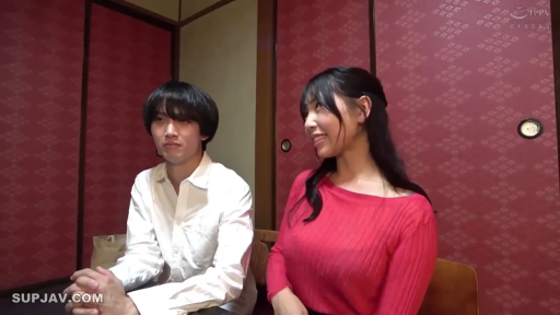 坐姿 · 交谈 · 和室 · 微笑 · 男女 · 红色针织衫