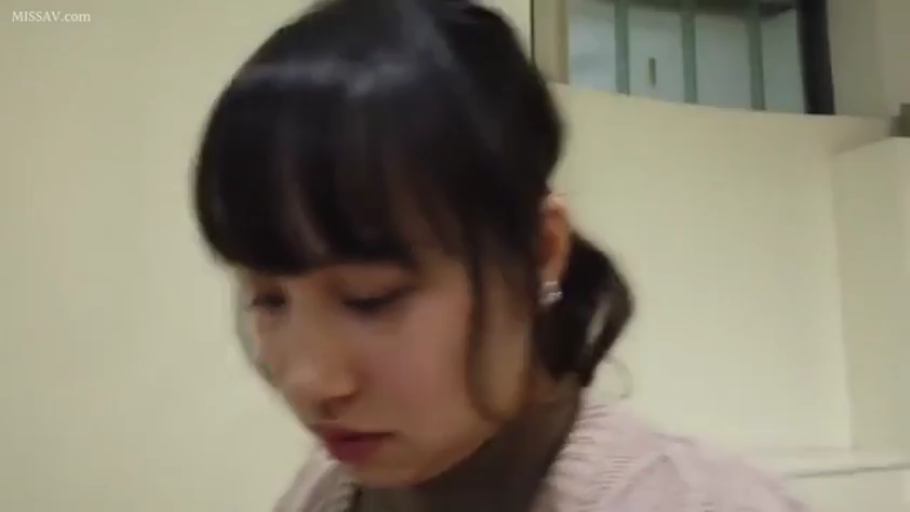 室内 · 低头 · 站立 · 平静 · 面部特写 · 亚洲女性 · 粉色针织衫