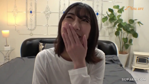 室内 · 坐姿 · 单人 · 自然 · 面部特写 · 注视 · 白色T恤